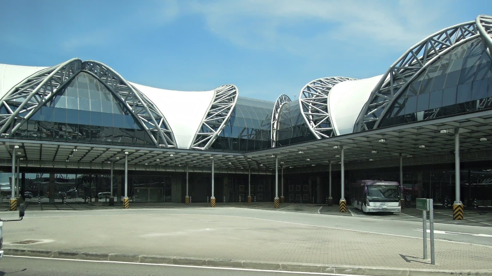 The curved roof of Suvarnabhumi Airport terminal