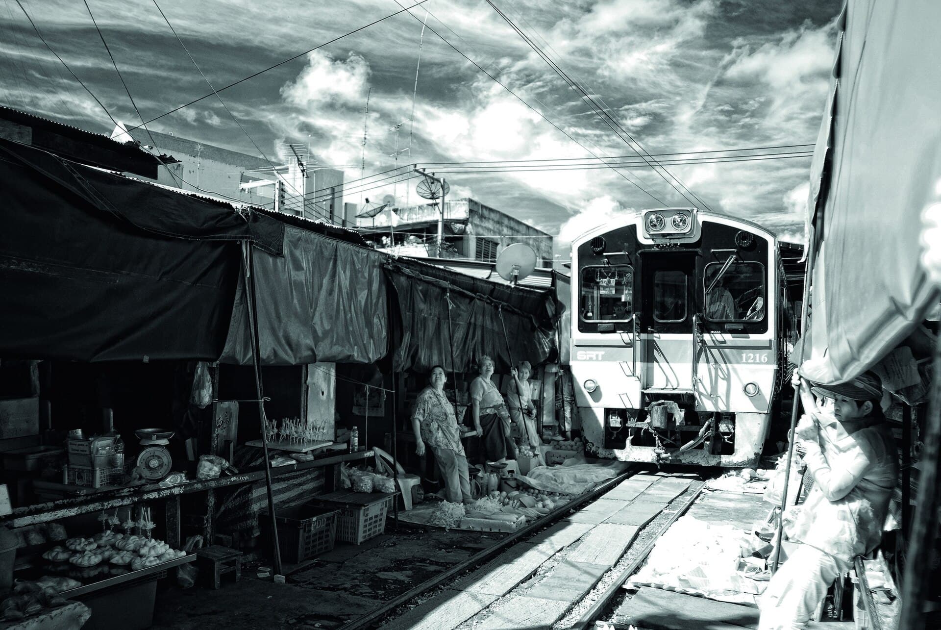A train passing through Maeklong railway market